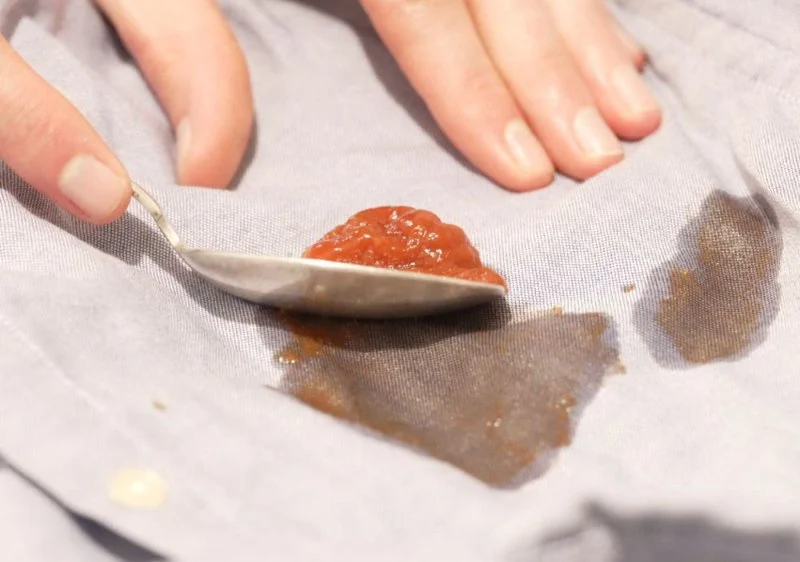 How to Remove Tomato Sauce Stains From Polyester Fabrics