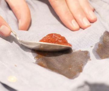 How to Remove Tomato Sauce Stains From Polyester Fabrics