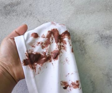 How to Remove Chocolate Stains From Polyester Pants
