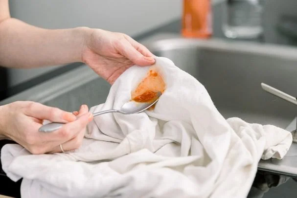 Smart Ways to Remove Tomato Sauce Stains From White Shirts – Expert Tips