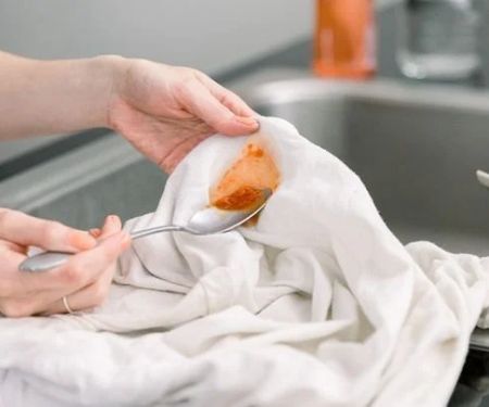 Smart Ways to Remove Tomato Sauce Stains From White Shirts – Expert Tips