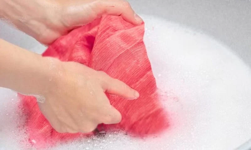 Step-by-Step Guide to Hand Washing Delicate Fabrics at Home